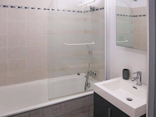 a bathroom with a tub and a sink and a shower at Studio Les Orres, 1 pièce, 4 personnes - FR-1-322-339 in Les Orres