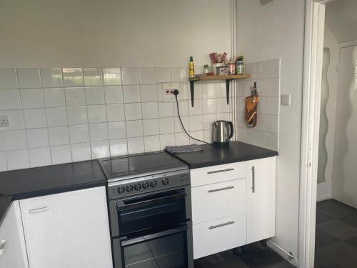 uma cozinha com um fogão e uma bancada em Charlie’s House Newmarket em Newmarket