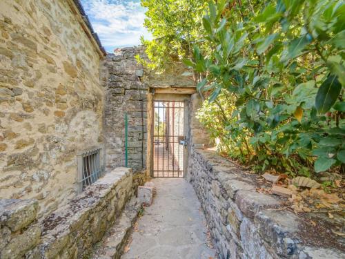 - l'entrée d'un ancien bâtiment en pierre avec une porte dans l'établissement Villa Nigra in Cortona with a private swimming pool, à Cortone