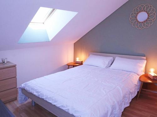 - une chambre avec un grand lit blanc et une lucarne dans l'établissement Duplex 6 pers avec piscine, parking et animaux admis aux Orres 1800 - FR-1-322-413, aux Orres