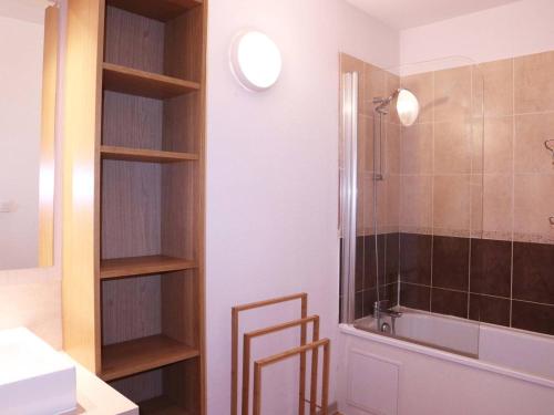 une salle de bain avec une douche, des toilettes et un lavabo dans l'établissement Duplex 6 pers avec piscine, parking et animaux admis aux Orres 1800 - FR-1-322-413, aux Orres