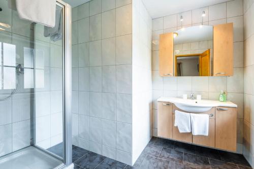 łazienka z umywalką i prysznicem w obiekcie Appartement Schneeglöckchen w mieście Bad Gastein
