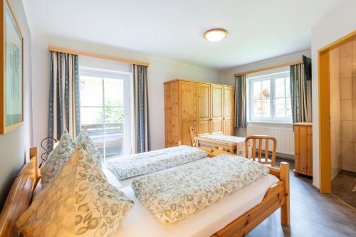 1 Schlafzimmer mit 2 Betten und einem Fenster in der Unterkunft Appartement Schneeglöckchen in Bad Gastein