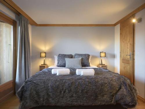une chambre avec un grand lit avec deux lampes dans l'établissement Sublime appartement 58m² Courchevel 1850 - 4/5 pers - Proche pistes, déco soignée, wifi, skis - FR-1-631-87, à Courchevel
