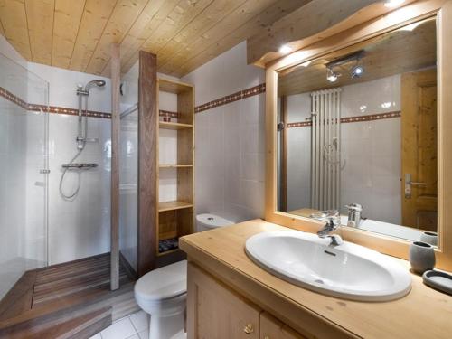 une salle de bain avec un lavabo, une douche et des toilettes dans l'établissement Sublime appartement 58m² Courchevel 1850 - 4/5 pers - Proche pistes, déco soignée, wifi, skis - FR-1-631-87, à Courchevel