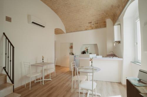uma cozinha e sala de jantar com mesa e cadeiras em La Torre Vasto B&B em Vasto