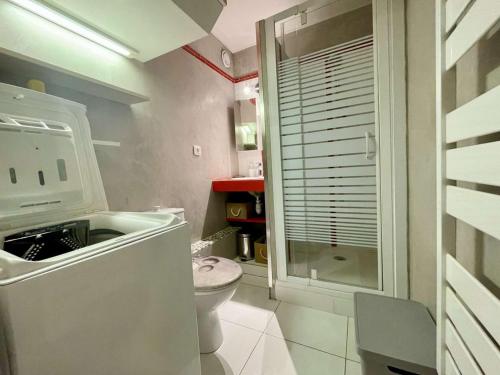 een badkamer met een toilet, een wastafel en een douche bij Appartement La Croix-Valmer, 2 pièces, 4 personnes - FR-1-226B-161 in La Croix-Valmer