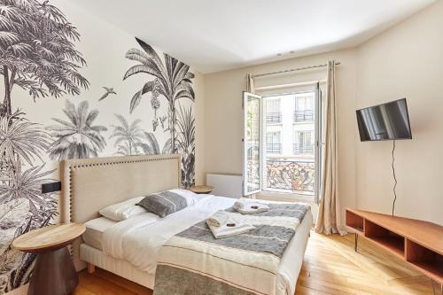 une chambre avec un lit avec un papier peint tropical dans l'établissement Apartment Invalide by Studio prestige, à Paris