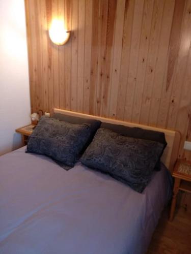 a bedroom with a bed with two pillows on it at Precioso Apartamento en la Cerdanya in La Molina