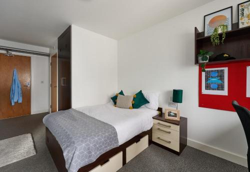 Ένα ή περισσότερα κρεβάτια σε δωμάτιο στο For Students Only Private Ensuites at Heantun Point in Wolverhampton