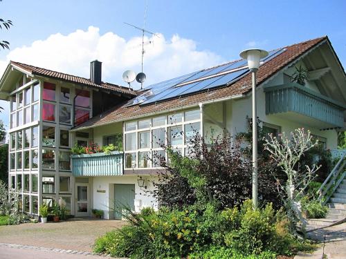 een huis met zonnepanelen op het dak bij Welcoming Chalet near Forest in Rohrnbach in Röhrnbach