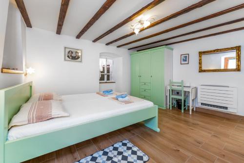 ein Schlafzimmer mit einem Bett und einem Tisch darin in der Unterkunft Cecilia in Baška