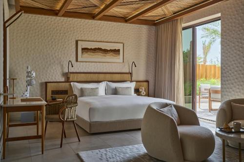 Postel nebo postele na pokoji v ubytování ERTH Abu Dhabi Hotel
