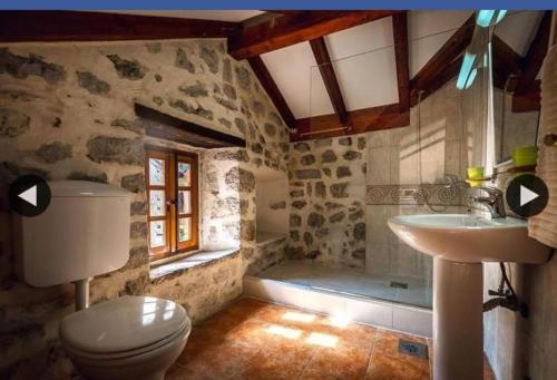 łazienka z toaletą, umywalką i wanną w obiekcie Villa FRIENDS w mieście Donji Morinj