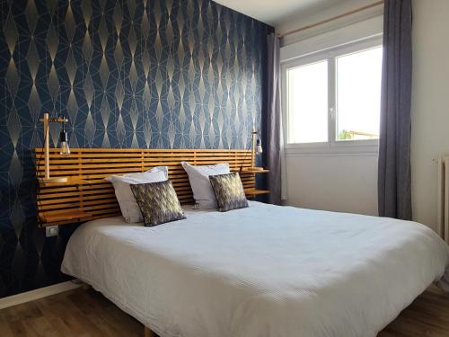 Un dormitorio con una cama grande y una ventana en Maison familiale - ménage, serviettes, draps inclus, en Gaillac