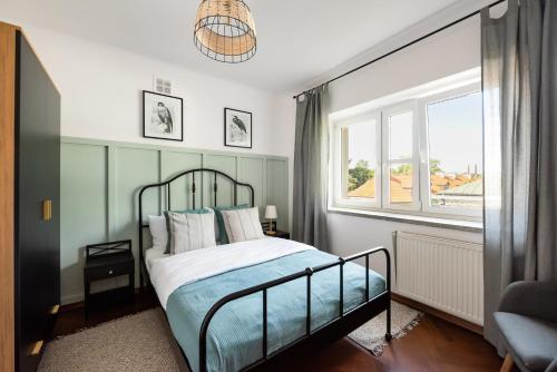 a bedroom with a bed and a window at Ratusz Arsenał Modern Apartment in Warsaw