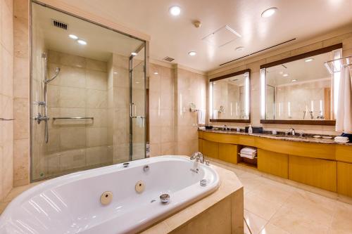 熊本市にあるホテル日航熊本の広いバスルーム(バスタブ、シャワー付)
