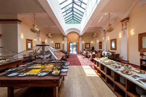 a buffet line in a large room with tables at Hotel Del Mar & Conference Center in Mamaia
