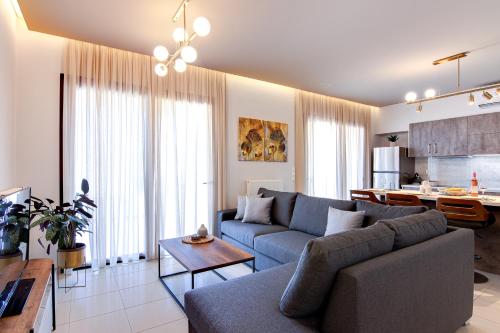 - un salon avec un canapé et une table dans l'établissement Agapi's Luxury Apartment, à Pylos