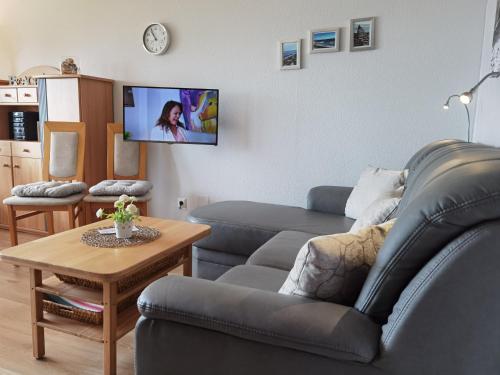 sala de estar con sofá y mesa en Vier Jahreszeiten 1-37, en Großenbrode
