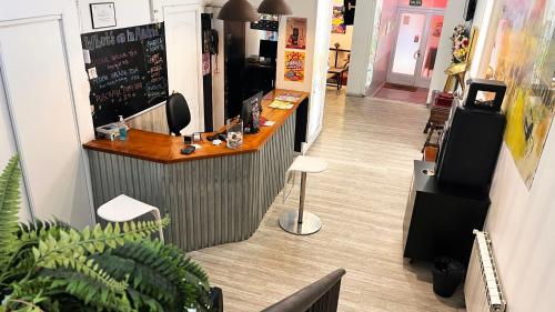 un restaurante con bar y taburetes en una habitación en Way Hostel Madrid, en Madrid