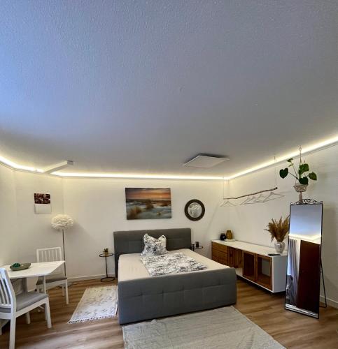 a living room with a bed and a table at Kleinod Dittmannsdorf in Dittmannsdorf