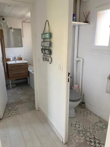 une salle de bain avec toilettes et lavabo dans l'établissement Charmante maisonnette proche plage, au Cap d'Agde