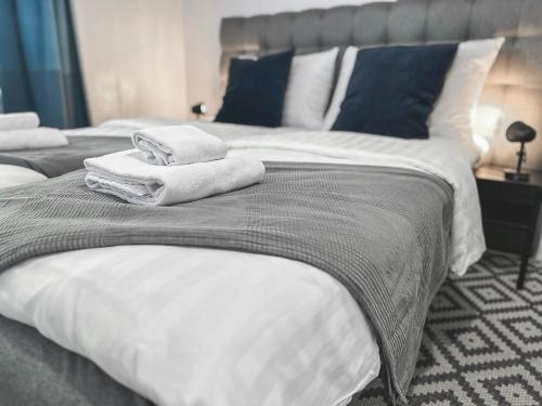 twee bedden met handdoeken bovenop in een slaapkamer bij Residential Hotels Kallio in Helsinki