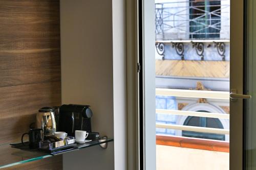 ブローロにあるEl Concept Roomの棚の上にコーヒーメーカーがある部屋に通じるドア