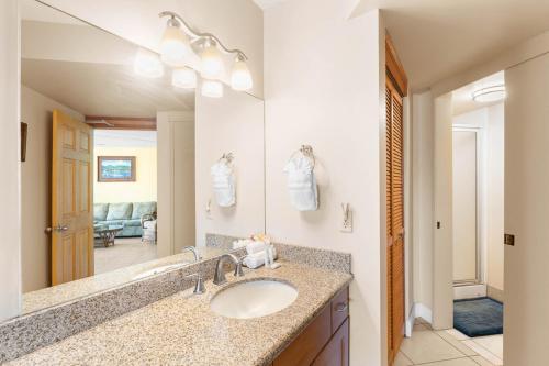 une salle de bain avec un lavabo et un miroir dans l'établissement Kauhale Makai 434, à Kihei