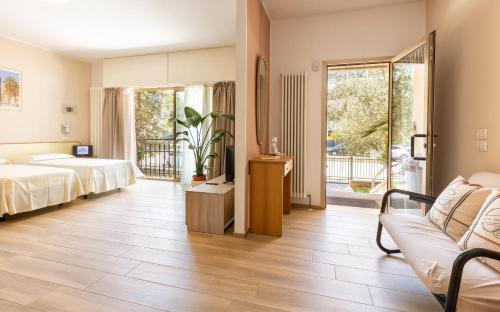 een hotelkamer met een bed en een bank bij Appartamenti MOTIV Riccione in Riccione