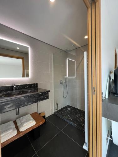 La salle de bains est pourvue d'une douche et d'un lavabo. dans l'établissement Villa l’écrin du Rayol, à Rayol-Canadel-sur-Mer