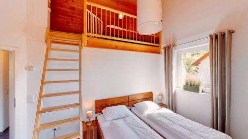 - une chambre avec des lits superposés et une échelle dans l'établissement Villa Vicana, à Kirchbach