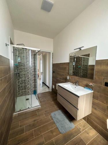 y baño con lavabo y ducha. en Villa Colle Salento, en Collepasso