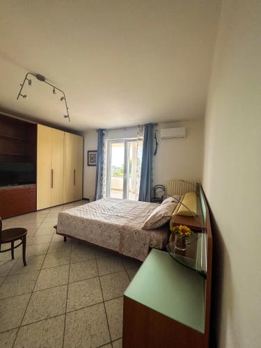 1 dormitorio con cama, mesa y ventana en Villa Colle Salento, en Collepasso