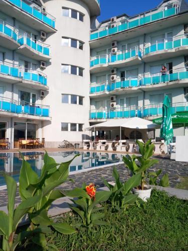 Blick auf das Hotel vom Pool aus in der Unterkunft Hotel Sunset Beach in Lozenets