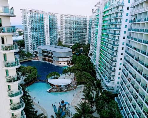 uma vista aérea de uma piscina entre dois edifícios altos em Azure Urban Resort with WIFI and Netflix em Manila