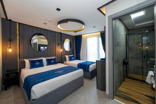 um quarto de hotel com duas camas e um chuveiro em The Private Airport Hotel em Istambul