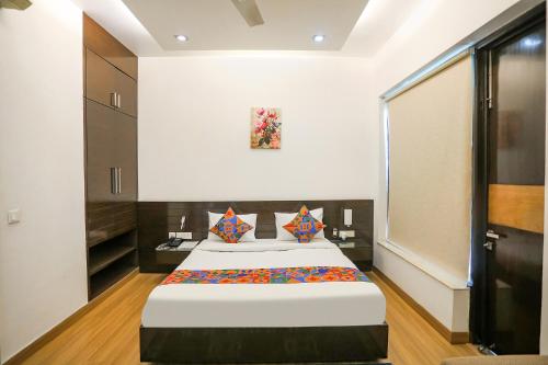 una camera con un grande letto di FabHotel Rivlet Residency a Gurgaon