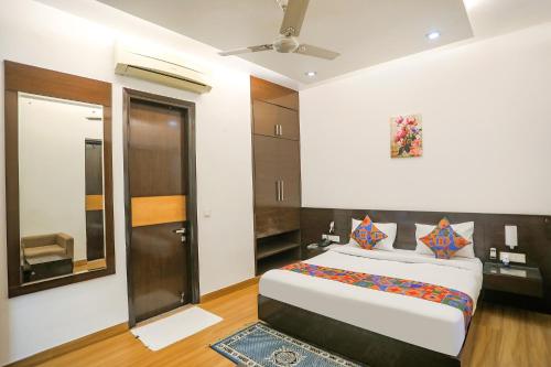 מיטה או מיטות בחדר ב-FabHotel Rivlet Residency