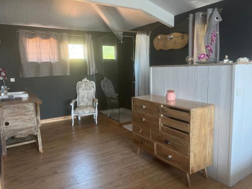 een kamer met een dressoir, een bureau en een stoel bij RÊVE DE MER in Cavalaire-sur-Mer