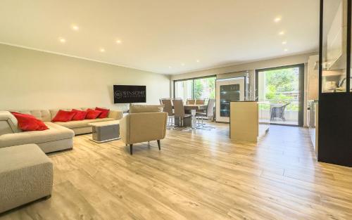 un salon avec un canapé et une salle à manger dans l'établissement Le First by Winsome Destination, à Cannes