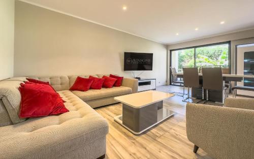 - un salon avec un canapé et des oreillers rouges dans l'établissement Le First by Winsome Destination, à Cannes