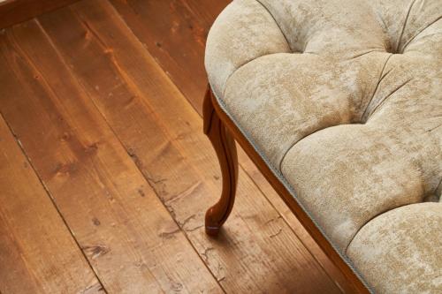 a pair of chairs sitting on top of a wooden floor at Villa Martin Hotel in Dolo