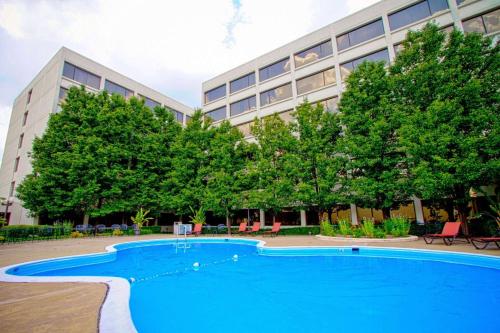 una gran piscina frente a un edificio en Wyndham Indianapolis West en Indianápolis