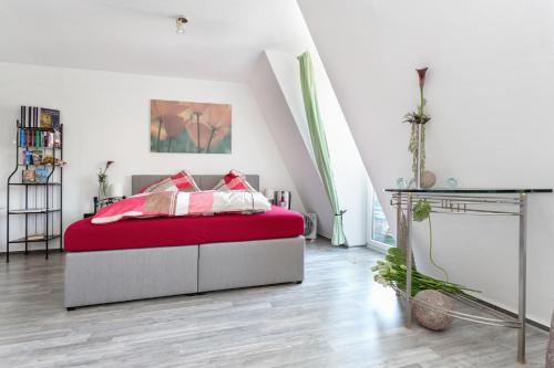 sypialnia z łóżkiem z czerwonym kocem w obiekcie Apartment Hechtstraße w Dreźnie