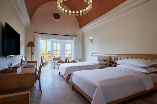 Postel nebo postele na pokoji v ubytování Sheraton Miramar Resort El Gouna