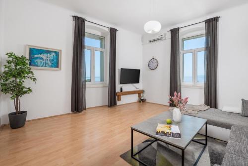 un soggiorno con un divano e un tavolo di Step to the Sea apartment a Fiume (Rijeka)