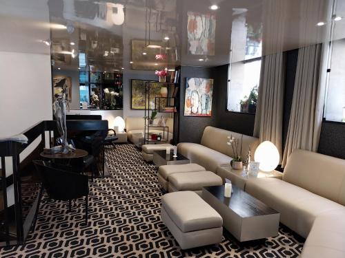 un salon avec des canapés et un piano dans l'établissement HOTEL ALISON, à Paris