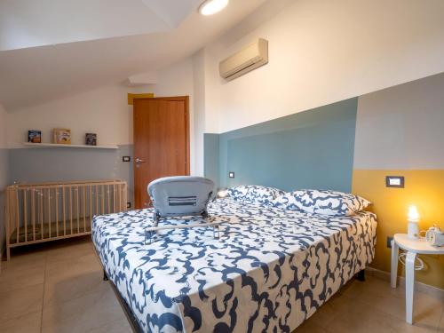 ein Schlafzimmer mit einem Bett mit einem Stuhl darauf in der Unterkunft Babyaccommodation Stay in Family III in Pietra Ligure